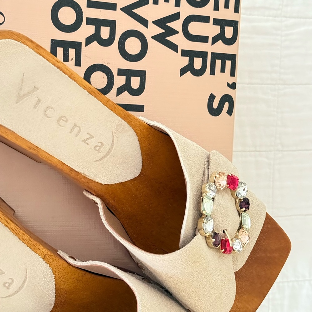 Cream Floral Embroidered Sandals with Open-Toe Design